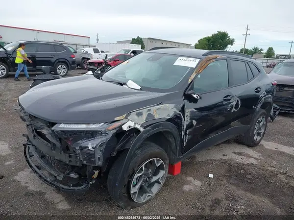 KL77LHEP7SC146467 2025 CHEVROLET TRAX - Image 2
