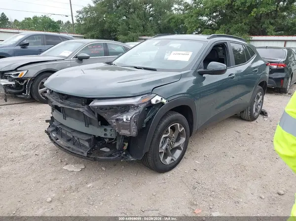 KL77LHEP7SC147084 2025 CHEVROLET TRAX - Image 2