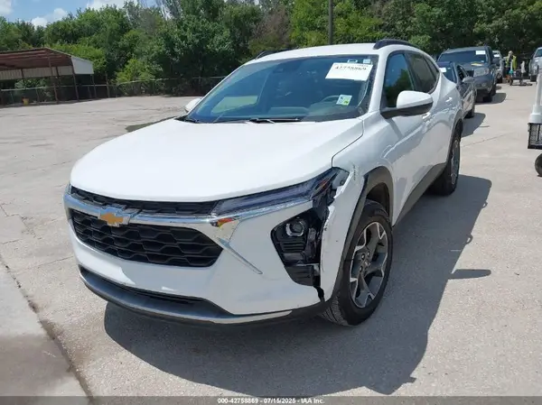 KL77LHEP7SC147103 2025 CHEVROLET TRAX - Image 2