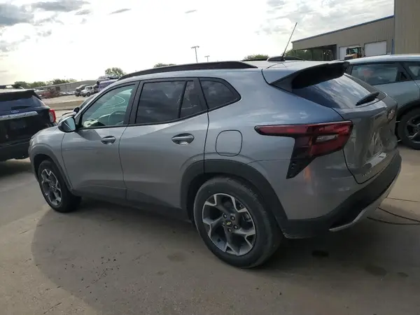 KL77LHEP7SC181204 2025 CHEVROLET TRAX - Image 2