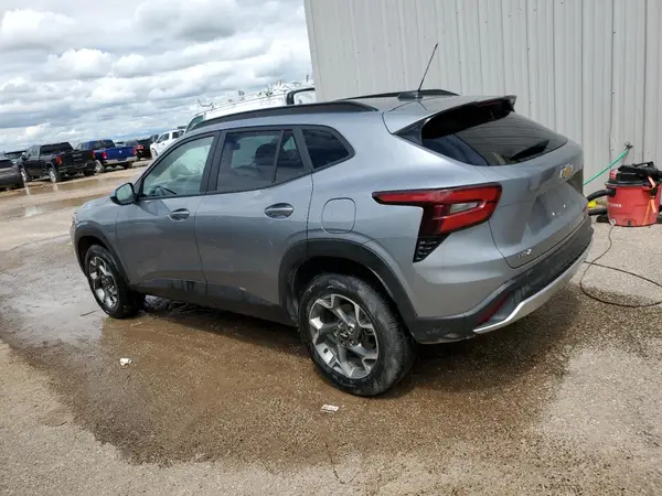 KL77LHEP7SC196575 2025 CHEVROLET TRAX - Image 2