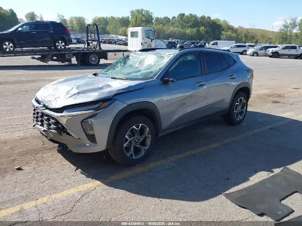 KL77LHEP7SC209700 2025 CHEVROLET TRAX - Image 2