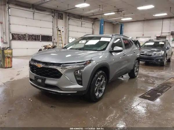 KL77LHEP7SC217330 2025 CHEVROLET TRAX - Image 2