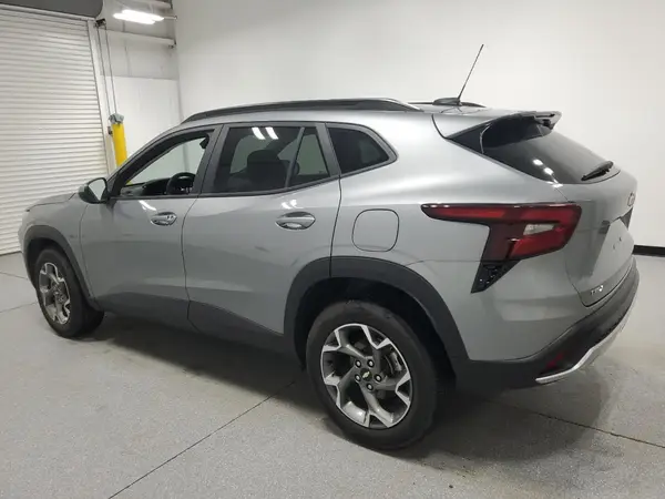KL77LHEP7SC222382 2025 CHEVROLET TRAX - Image 2