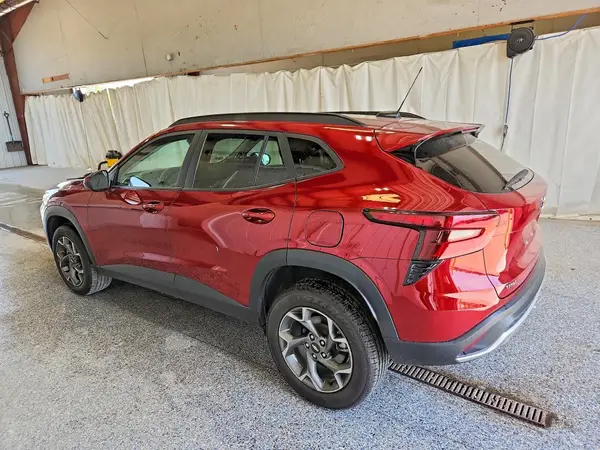 KL77LHEP7SC234581 2025 CHEVROLET TRAX - Image 2