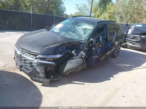 KL77LHEP7SC239845 2025 CHEVROLET TRAX - Image 2
