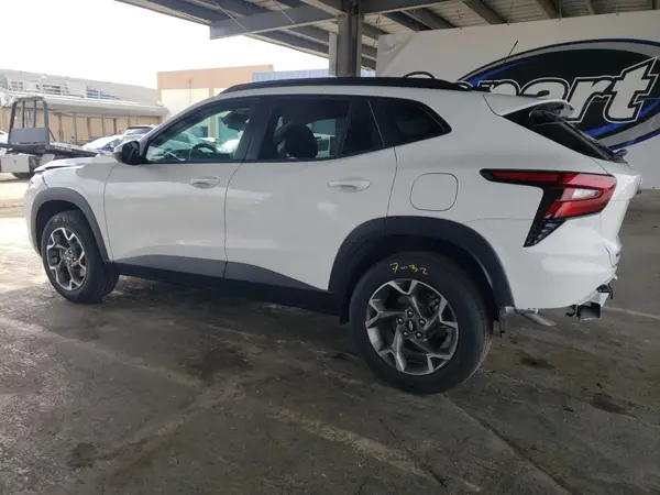 KL77LHEP7SC241336 2025 CHEVROLET TRAX - Image 2