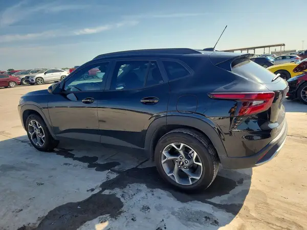 KL77LHEP7SC242065 2025 CHEVROLET TRAX - Image 2