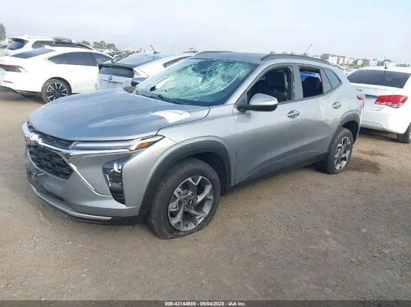 KL77LHEP7SC248562 2025 CHEVROLET TRAX - Image 2