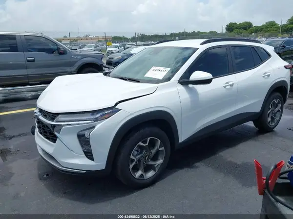 KL77LHEP7SC249498 2025 CHEVROLET TRAX - Image 2