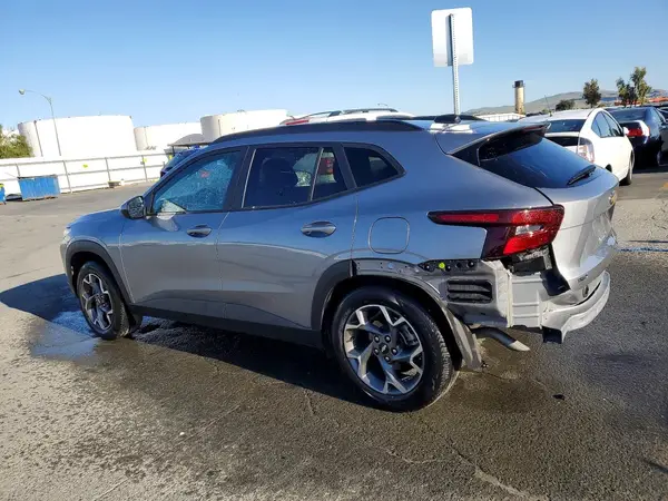 KL77LHEP7SC264759 2025 CHEVROLET TRAX - Image 2