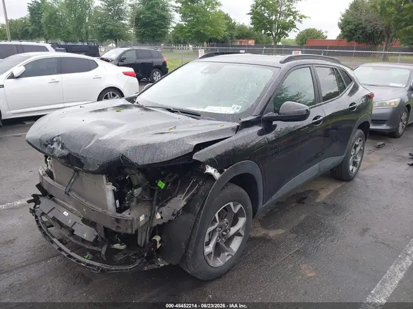 KL77LHEP7SC265958 2025 CHEVROLET TRAX - Image 2