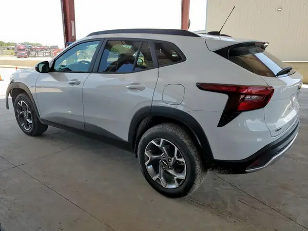KL77LHEP7SC273476 2025 CHEVROLET TRAX - Image 2
