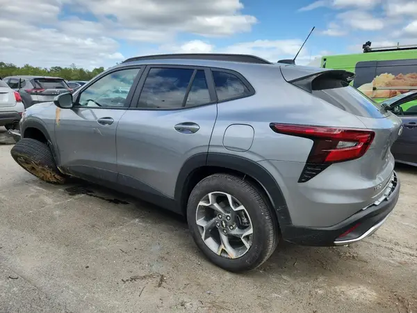 KL77LHEP7SC286292 2025 CHEVROLET TRAX - Image 2