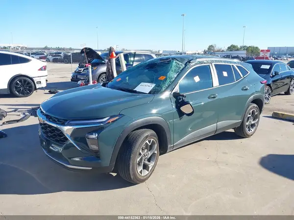 KL77LHEP7SC301132 2025 CHEVROLET TRAX - Image 2