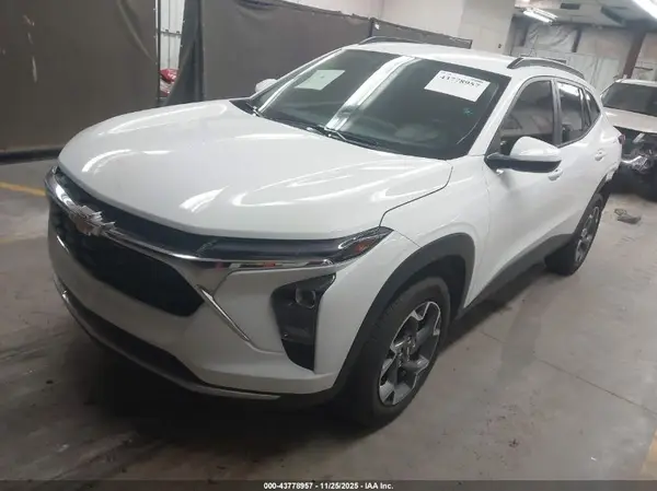 KL77LHEP7SC306458 2025 CHEVROLET TRAX - Image 2