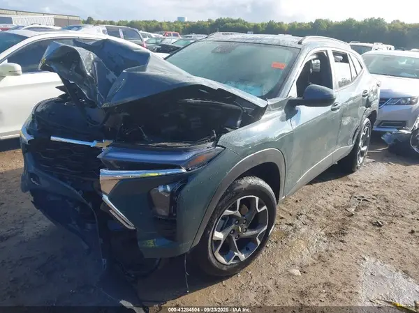 KL77LHEP7SC309196 2025 CHEVROLET TRAX - Image 2