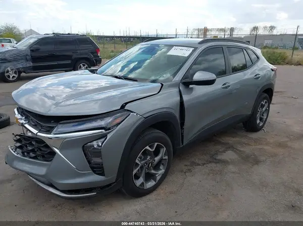 KL77LHEP7SC311529 2025 CHEVROLET TRAX - Image 2