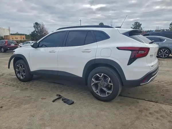 KL77LHEP7SC322661 2025 CHEVROLET TRAX - Image 2