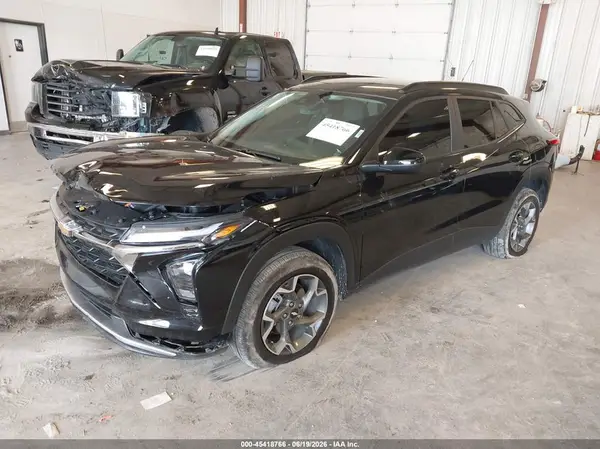 KL77LHEP7SC324121 2025 CHEVROLET TRAX - Image 2