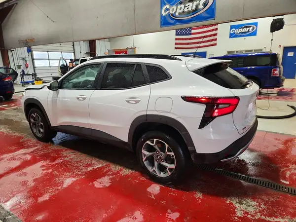 KL77LHEP7SC324345 2025 CHEVROLET TRAX - Image 2