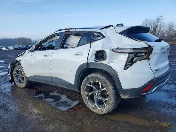 KL77LHEP7TC029375 2026 CHEVROLET TRAX - Image 2