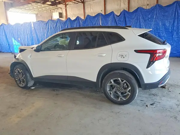 KL77LHEP7TC047083 2026 CHEVROLET TRAX - Image 2