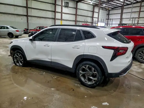 KL77LHEP8SC009490 2025 CHEVROLET TRAX - Image 2