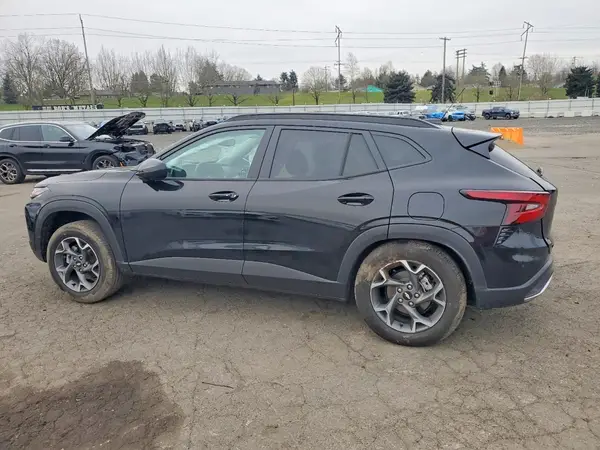 KL77LHEP8SC011241 2025 CHEVROLET TRAX - Image 2