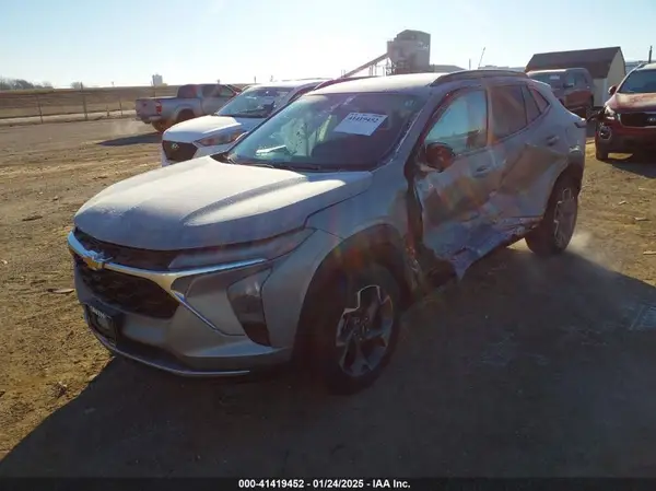 KL77LHEP8SC012468 2025 CHEVROLET TRAX - Image 2