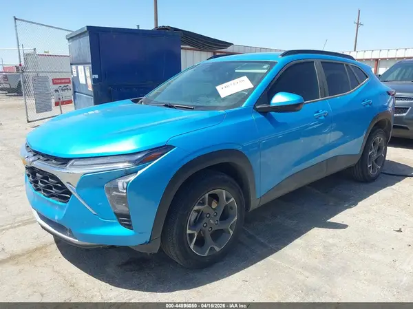 KL77LHEP8SC036124 2025 CHEVROLET TRAX - Image 2