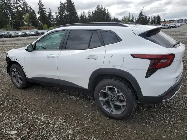KL77LHEP8SC037239 2025 CHEVROLET TRAX - Image 2
