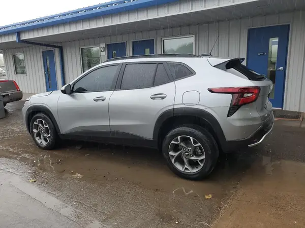 KL77LHEP8SC054185 2025 CHEVROLET TRAX - Image 2