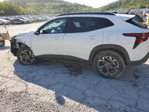 KL77LHEP8SC054493 2025 CHEVROLET TRAX - Image 2
