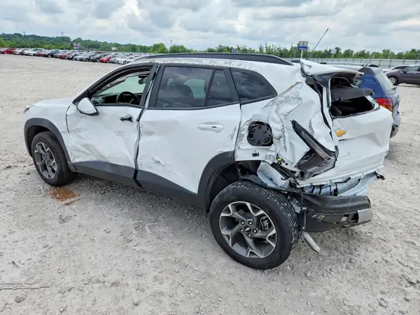 KL77LHEP8SC057586 2025 CHEVROLET TRAX - Image 2