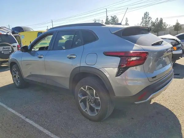 KL77LHEP8SC064196 2025 CHEVROLET TRAX - Image 2