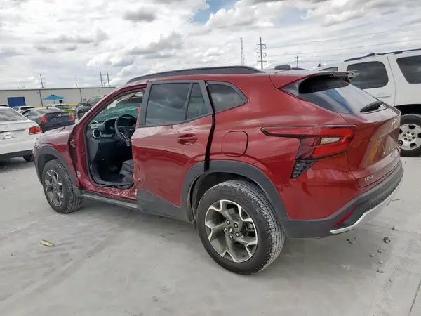 KL77LHEP8SC066269 2025 CHEVROLET TRAX - Image 2
