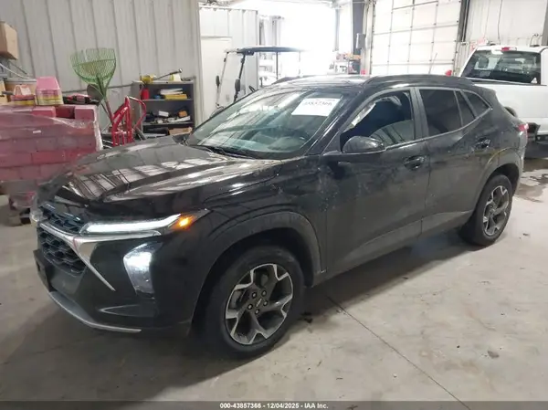 KL77LHEP8SC068023 2025 CHEVROLET TRAX - Image 2