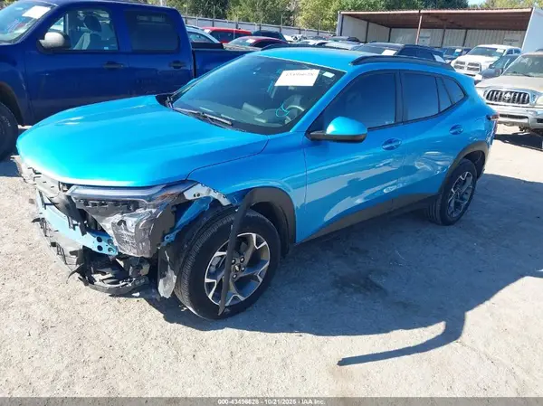 KL77LHEP8SC068975 2025 CHEVROLET TRAX - Image 2