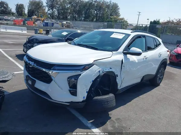 KL77LHEP8SC074873 2025 CHEVROLET TRAX - Image 2