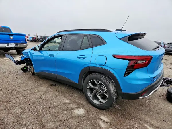 KL77LHEP8SC086764 2025 CHEVROLET TRAX - Image 2