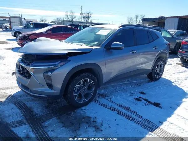 KL77LHEP8SC092239 2025 CHEVROLET TRAX - Image 2