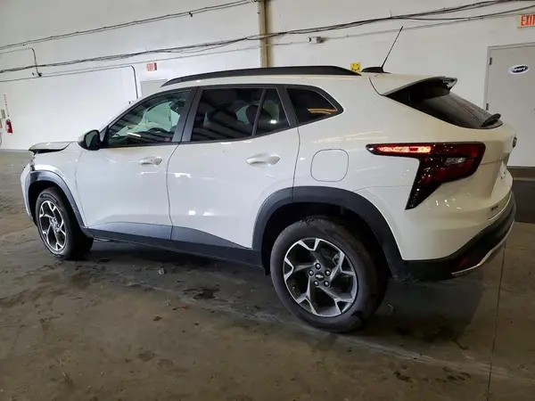 KL77LHEP8SC099434 2025 CHEVROLET TRAX - Image 2