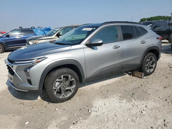 KL77LHEP8SC103983 2025 CHEVROLET TRAX - Image 1