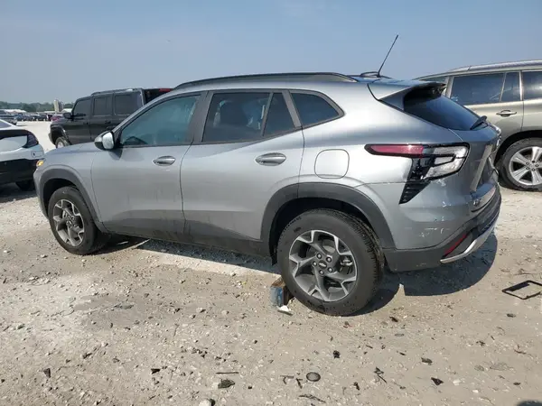 KL77LHEP8SC103983 2025 CHEVROLET TRAX - Image 2