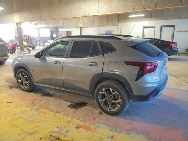 KL77LHEP8SC131234 2025 CHEVROLET TRAX - Image 2