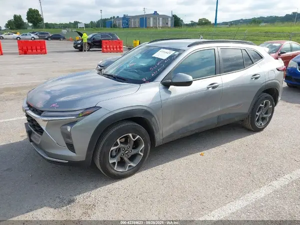 KL77LHEP8SC140192 2025 CHEVROLET TRAX - Image 2