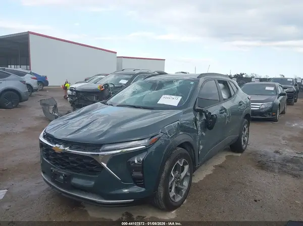 KL77LHEP8SC141584 2025 CHEVROLET TRAX - Image 2