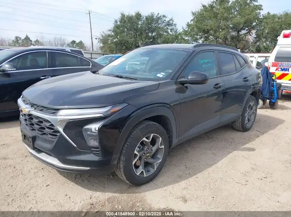 KL77LHEP8SC143707 2025 CHEVROLET TRAX - Image 2