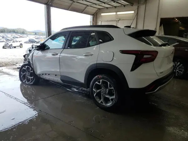 KL77LHEP8SC144890 2025 CHEVROLET TRAX - Image 2